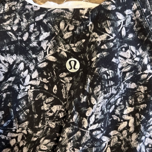 Like new only worn a handful of times lululemon workout tank - Picture 3 of 3